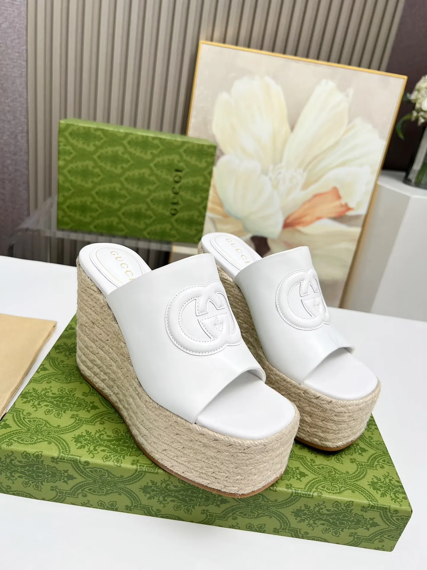 👟👟Ex-factory price 460👟👟 Gucci's new slippers, fashionable, high-end and full of personality✅ Very stable, comfortable and durable for daily use, convenient and unique for daily matching, a must-have classic for summer, the upper is made of GUCCI brand stitching Fabric: cowhide Lining/foot pad: sheepskin Water platform height: 11cm Color: black, white, brown Code number: 35-42 (41 and 42 need to be customized) Packaging: Comes with cloth bag and card.